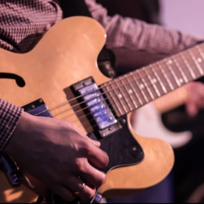 LIVE MUSIC